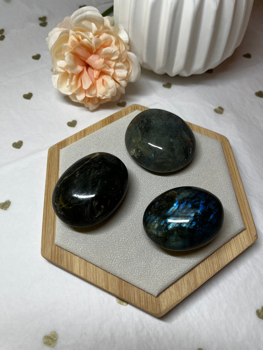 Galet Labradorite A (50 à 110 g) : Protection & Énergie Positive