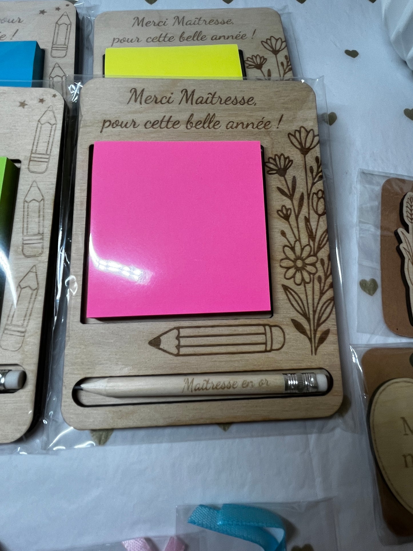 Bloc-notes en bois personnalisé + crayon gravé : “Merci Maîtresse”
