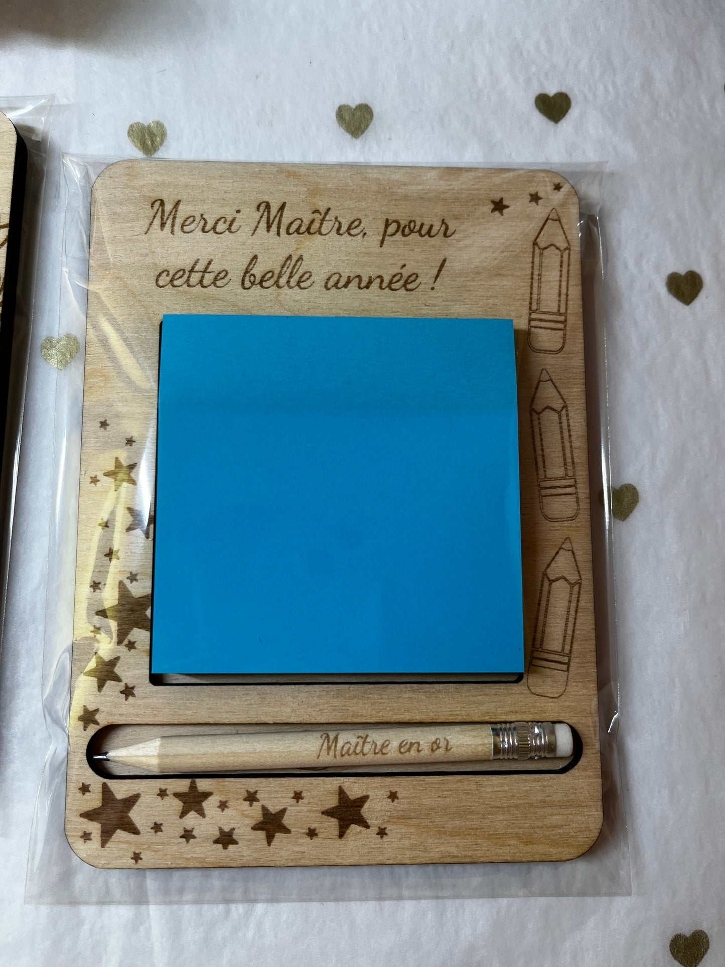 Bloc-notes en bois personnalisé + crayon gravé : “Merci Maîtresse”