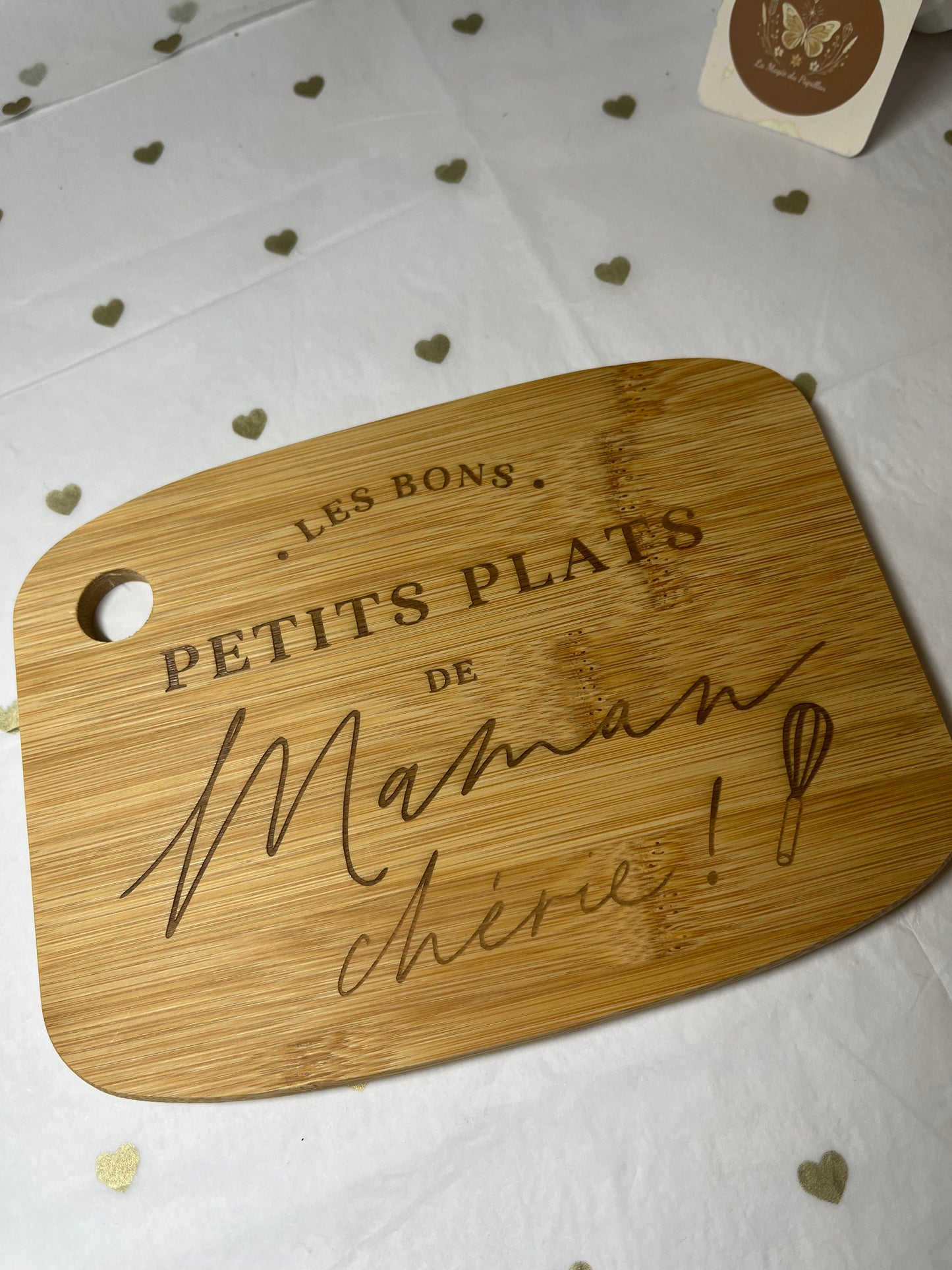 Planche en bambou gravée : « Les bons petits plats de Maman chérie »