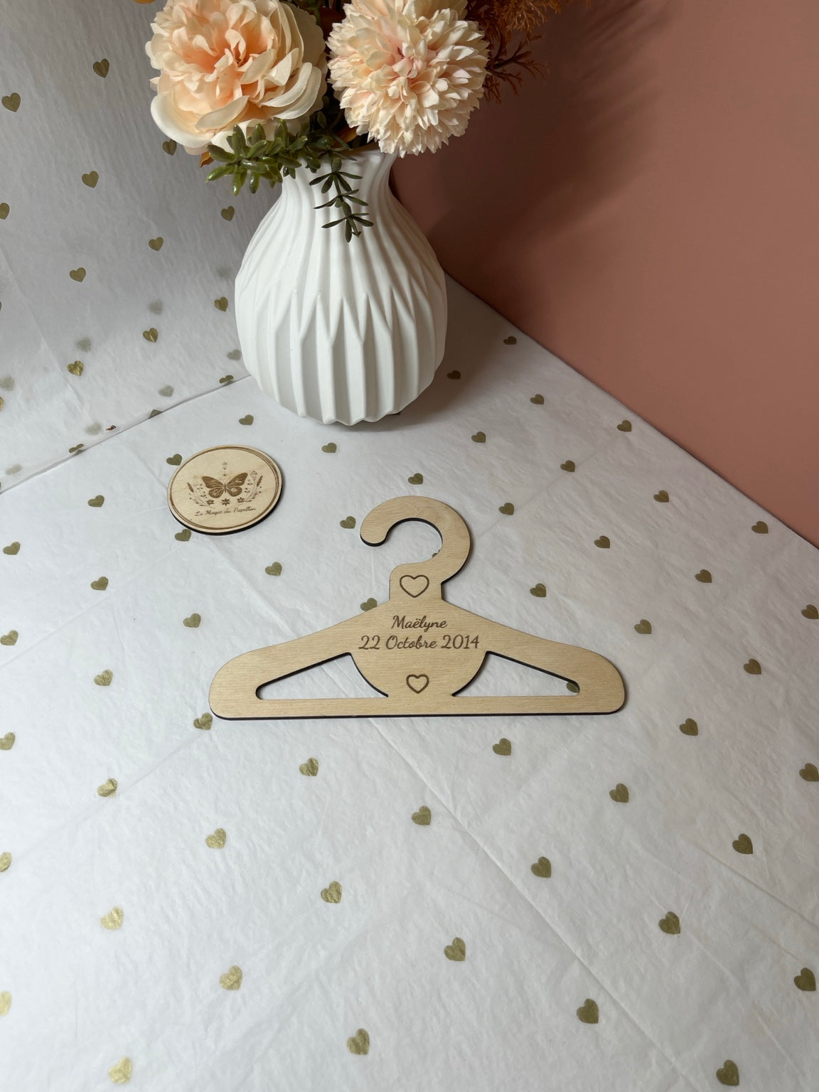 Cintre souvenir en bois pour tenue de naissance