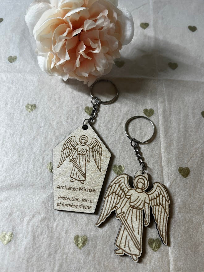 Porte-clés Archange Michaël en bois de bouleau : Talisman de protection divine